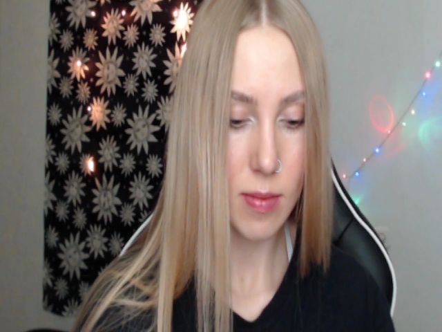 Live sex webcam photo for MagicElfie #271407932