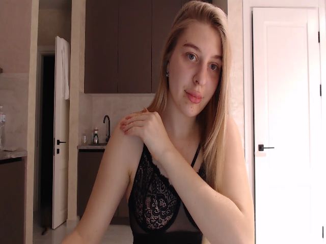 Live sex webcam photo for BlondeDivaa #271408053