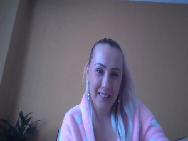 Live sex webcam photo for CandyHellenx #271402229