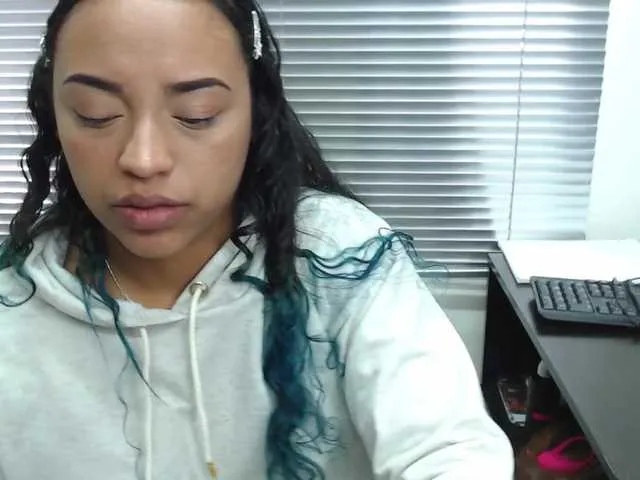 Live sex webcam photo for Angeluxxx #271422398