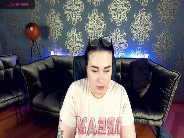 Live sex webcam photo for SerahMirabeli #271418710