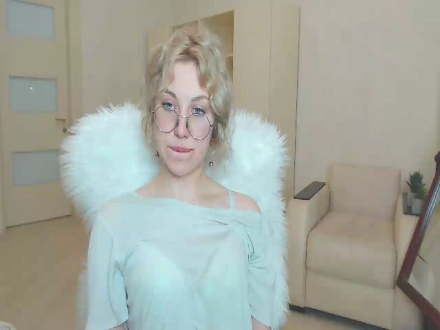 Live sex webcam photo for MollyDiamond1 #271422985