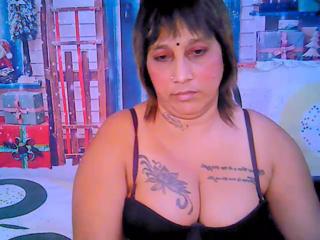 Live sex webcam photo for Roxyfoxy69 #271424785
