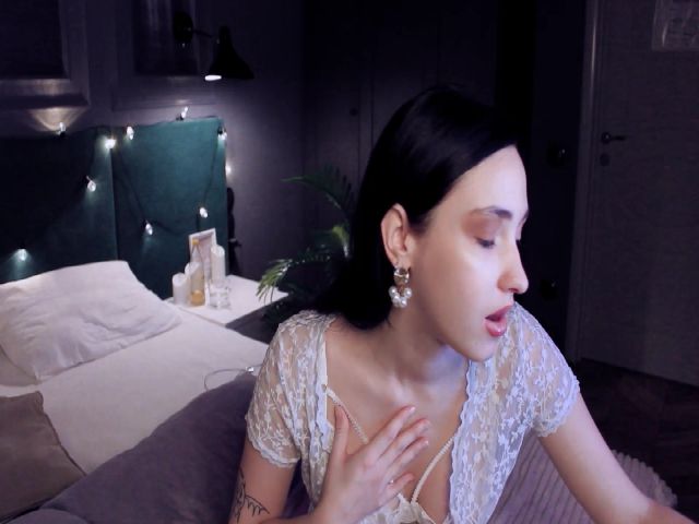 Live sex webcam photo for VictoriaLein #271425439
