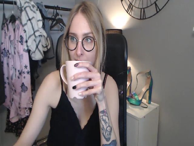 Live sex webcam photo for DIRTYgianna #271418359