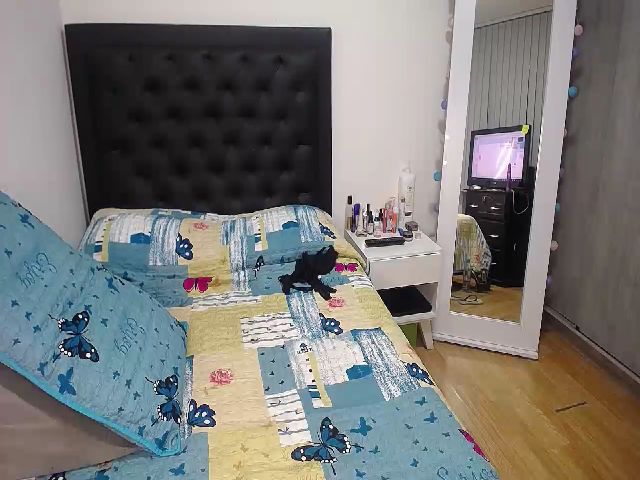 Live sex webcam photo for CamilaGoldenn #271411340