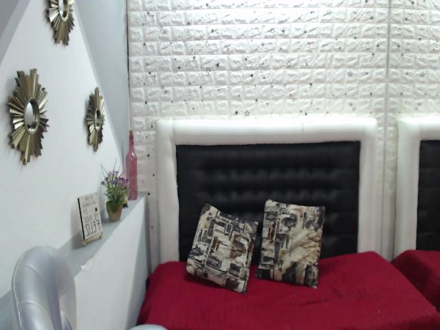 Live sex webcam photo for Arianatylerr #271411023