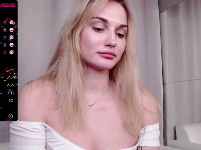 Live sex webcam photo for Your-Alison #271413722