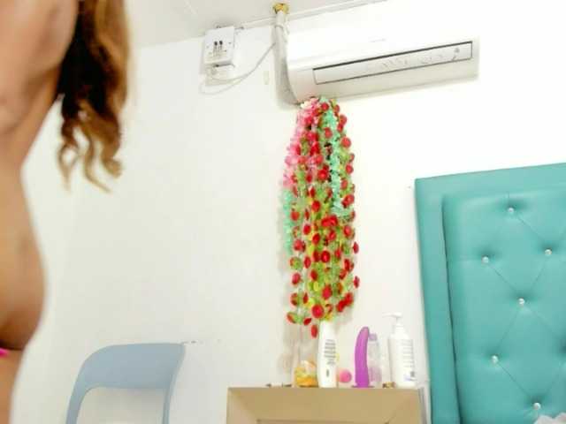 Live sex webcam photo for Laura-Stewart #271409827