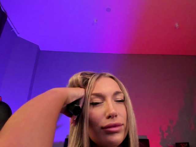 Live sex webcam photo for Erika-Foxy #271409058