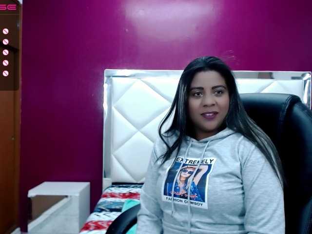 Live sex webcam photo for LuciaPaez #271409975