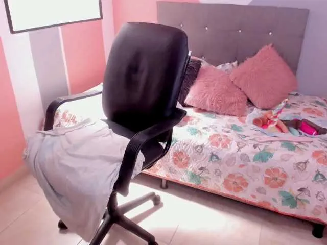 Live sex webcam photo for karinahotson1 #271438147