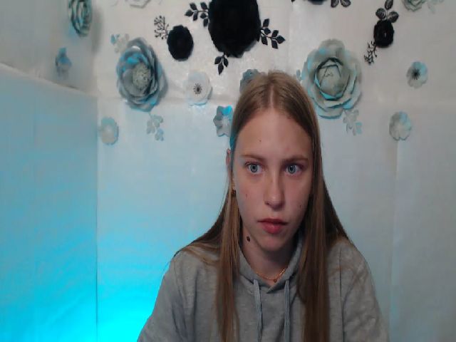 Live sex webcam photo for SshyTeen #271431925