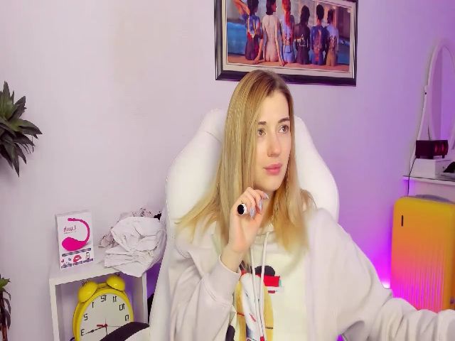 Live sex webcam photo for HotCarolineXO #271435298