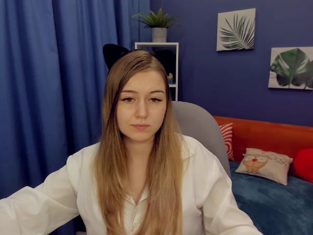 Live sex webcam photo for LorraineIce #271429358