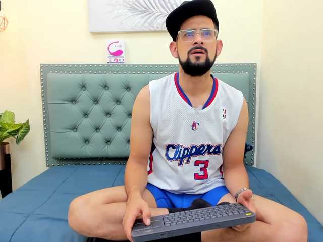 Live sex webcam photo for DamianAndKim #271433499