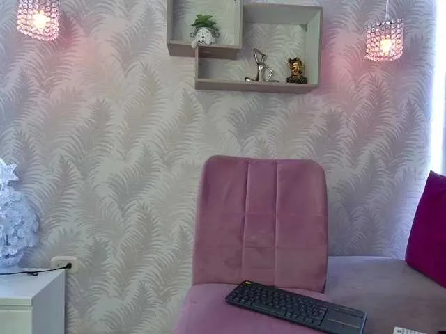 Live sex webcam photo for lilith-petit1 #271427183