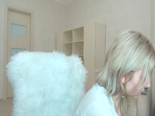 Live sex webcam photo for MollyDiamond1 #271451909