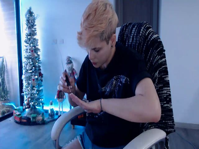 Live sex webcam photo for Laura_R23 #271452266