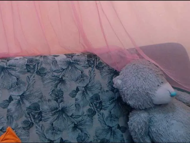 Live sex webcam photo for HloesMadeos #271444730