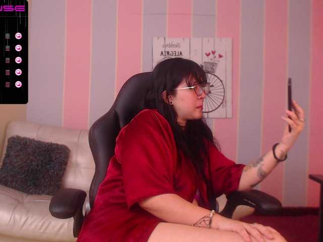 Live sex webcam photo for chloe-rosse #271456689