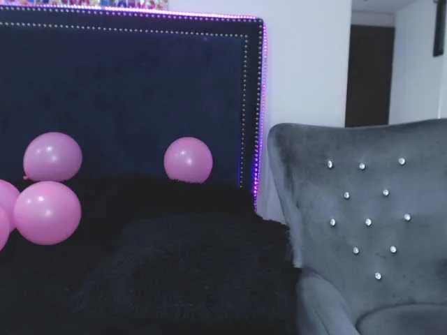 Live sex webcam photo for CarolineJames #271463307