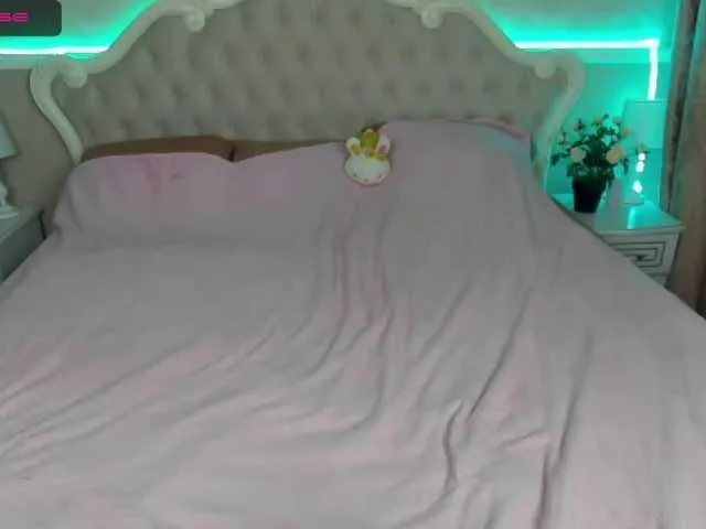 Live sex webcam photo for LisaAlissaa #271462936