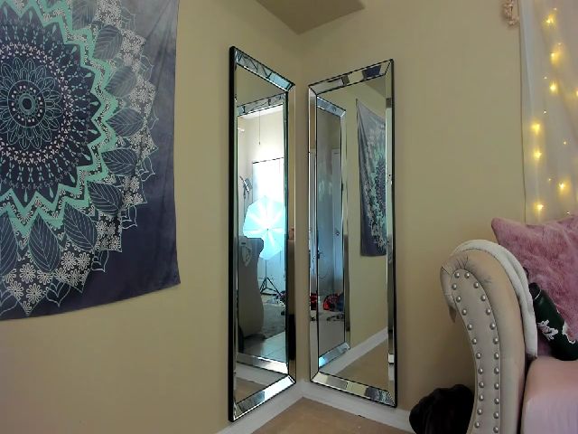 Live sex webcam photo for KatieDarling_ #271464213