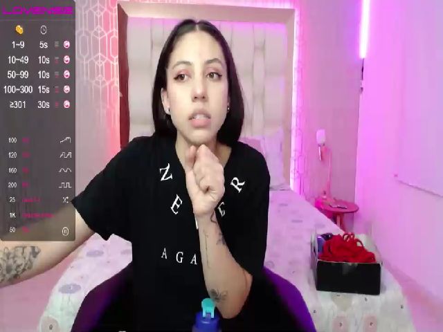 Live sex webcam photo for Emily_evans18 #271454441