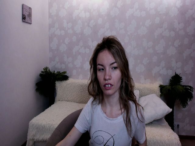 Live sex webcam photo for LindaReyy #271465712