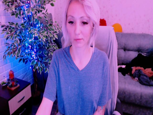 Live sex webcam photo for Blondedirty94 #271457723