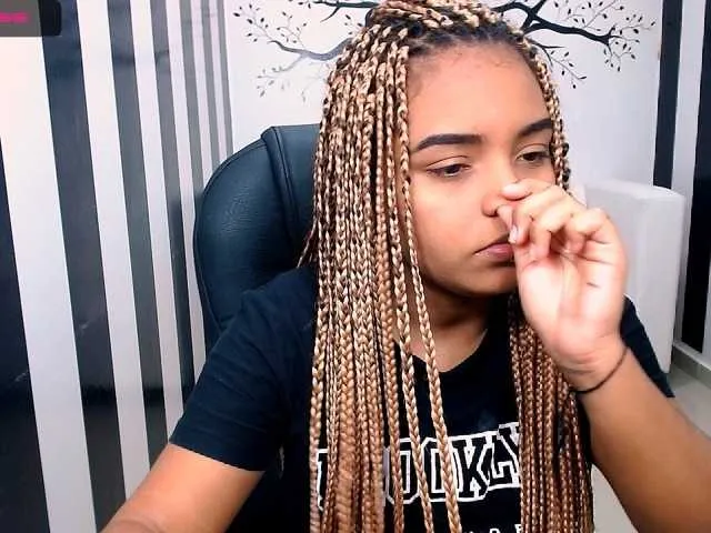 Live sex webcam photo for Melanietwinss #271456645