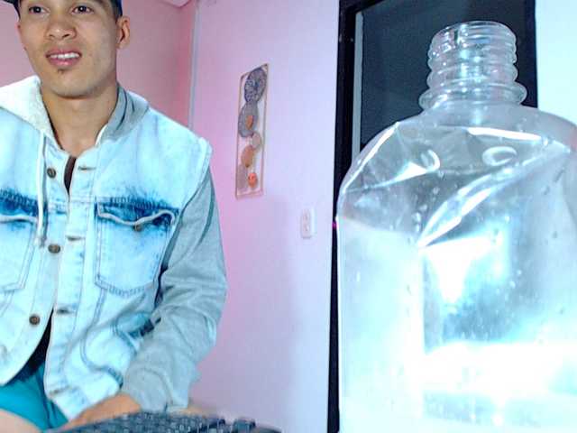 Live sex webcam photo for ErikaYSamuel #271456168