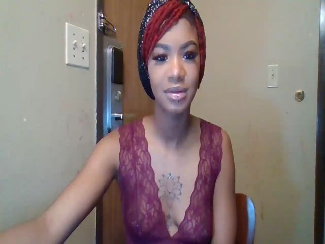 Live sex webcam photo for SexyCarmel34 #271457918