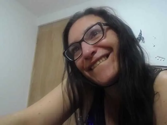 Live sex webcam photo for Vickyjuicy2 #271463276