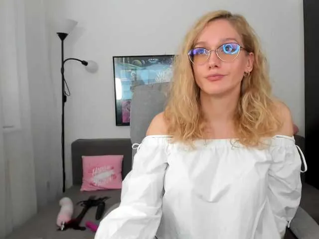 Live sex webcam photo for NicolMoon3 #271474284