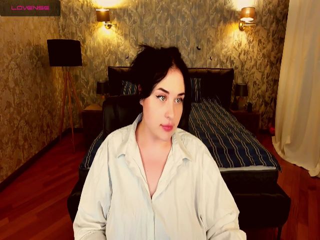 Live sex webcam photo for SerahMirabeli #271477237