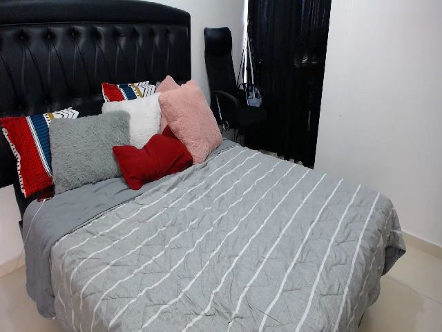 Live sex webcam photo for Valen_giraldo #271480944