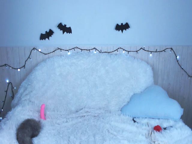 Live sex webcam photo for Lovelymiracle #271472731