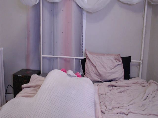 Live sex webcam photo for MissRhi #271469909