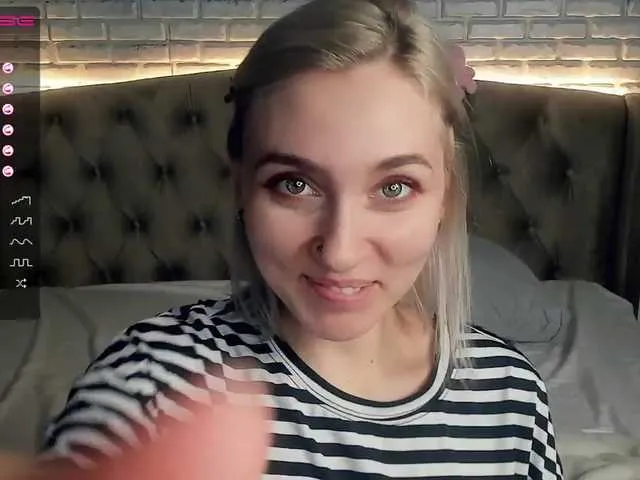 Live sex webcam photo for HaileyThrone #271467881