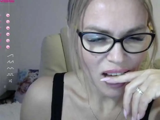 Live sex webcam photo for Lisa1225 #271490458