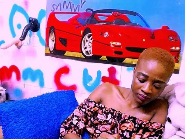 Live sex webcam photo for JahFoxy #271484239