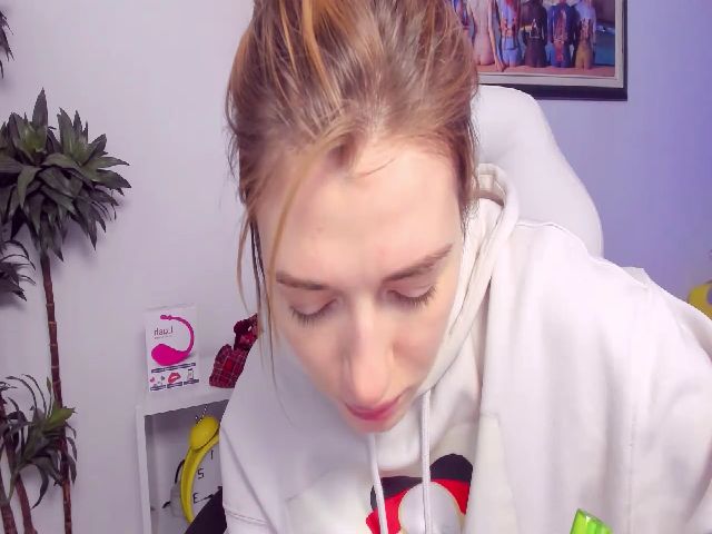 Live sex webcam photo for HotCarolineXO #271492251