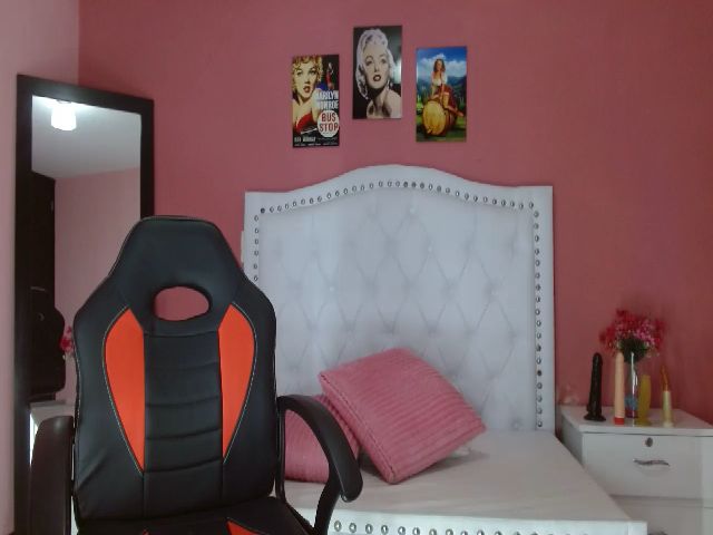 Live sex webcam photo for Abigail_Valz #271492489