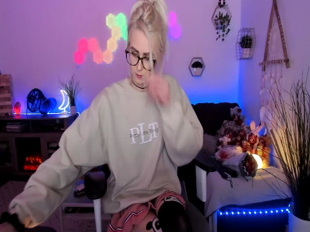 Live sex webcam photo for Ashleyylovee #271486630