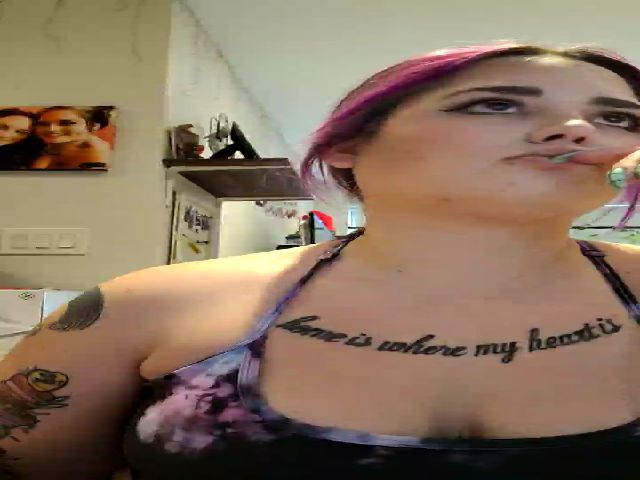 Live sex webcam photo for Bbwkourt #271493331