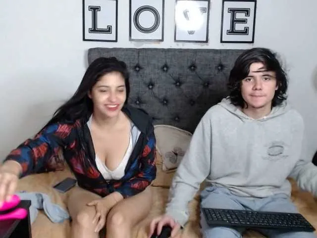 Live sex webcam photo for Emyandjackie #271501729