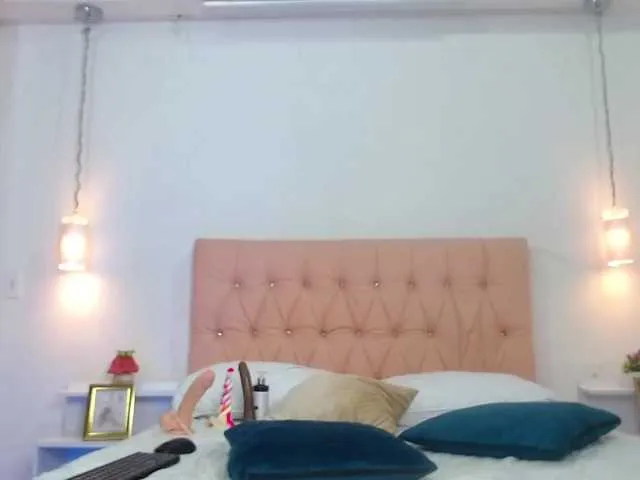 Live sex webcam photo for LindsayHoffma #271509337