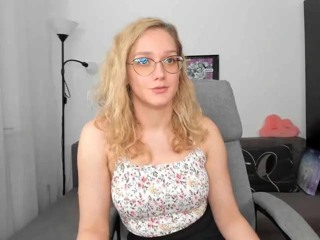 Live sex webcam photo for NicolMoon3 #271501844